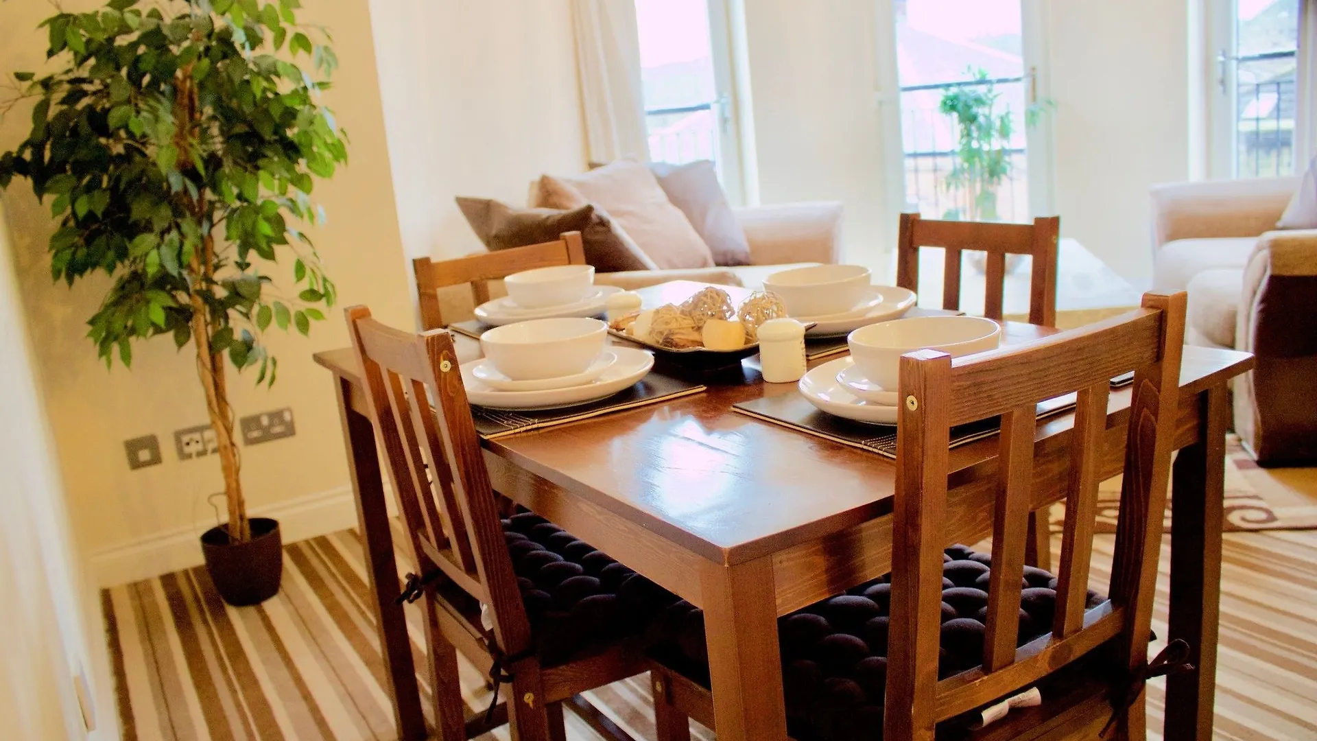 2 Bedroom Leith Apartment Sleeps 4 Edinburgh