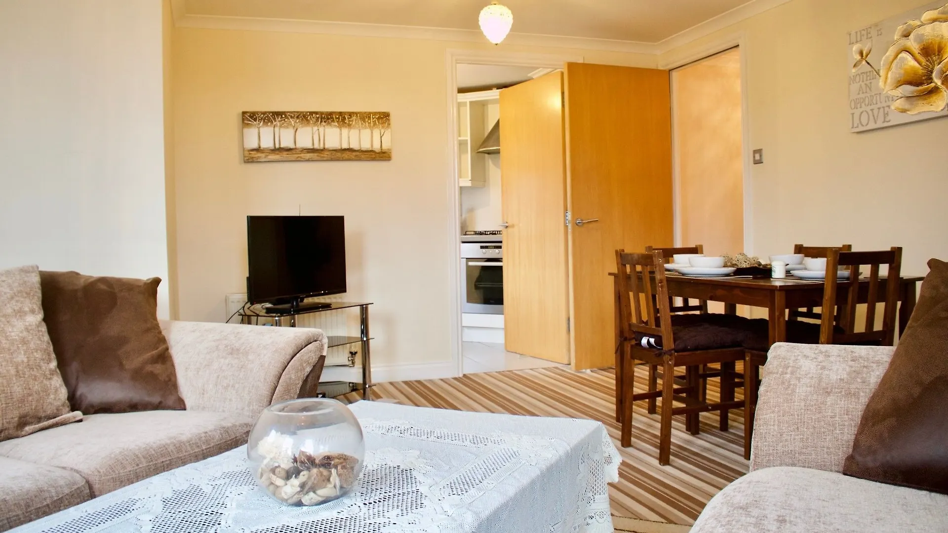 2 Bedroom Leith Apartment Sleeps 4 Edinburgh